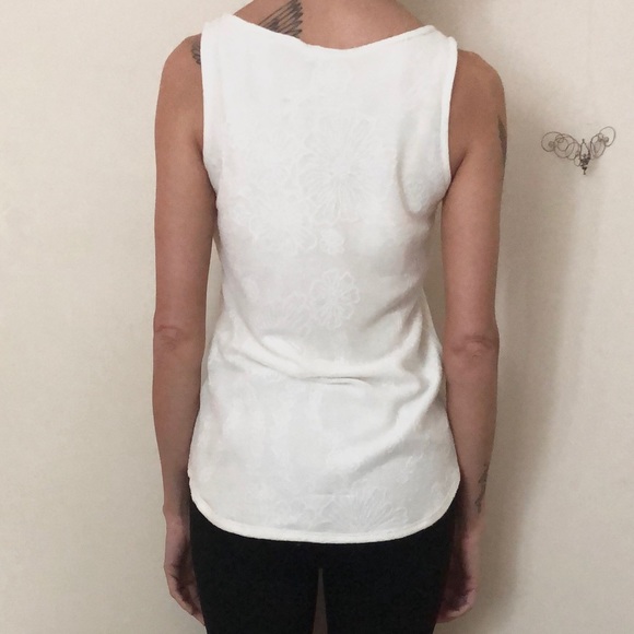 ❌ Sold ❌ 3 for $20 - Floral Sleeveless Tank Top - Picture 2 of 6